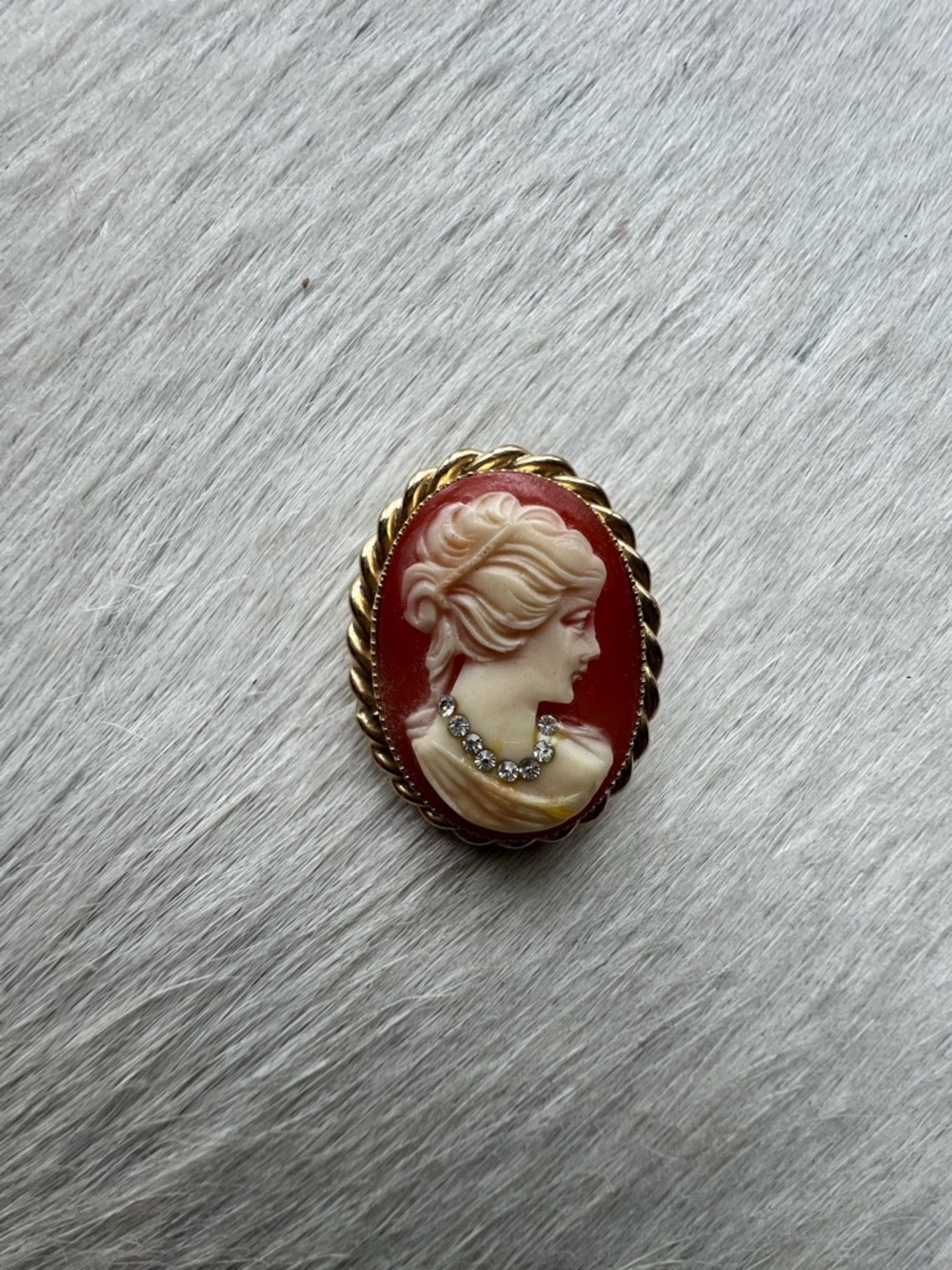 VINTAGE CAMEO BROOCH PIN